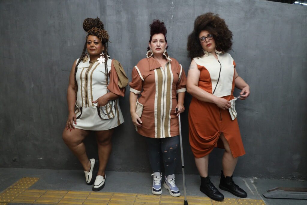 Legenda da Foto: das três modelos posando com as peças da coleção Vênus Sara em pé.